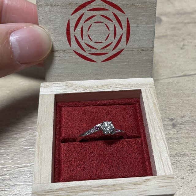 【出雲結(いずもゆい)の口コミ】 風結はダイヤの両サイドが捻ってあるデザインで、シンプルだけどオシャレ…