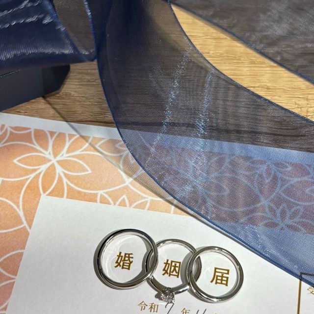 【銀座ダイヤモンドシライシの口コミ】 シンプルだけど少しデザイン性のある結婚指輪を探していて、こちらに出会…