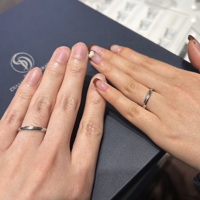 【銀座ダイヤモンドシライシの口コミ】 シンプルだけど少しデザイン性のある結婚指輪を探していて、こちらに出会…