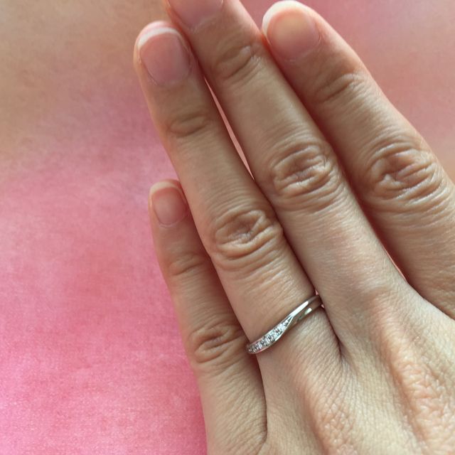 【ラザール ダイヤモンド(LAZARE DIAMOND)の口コミ】 結婚指輪も石付のものを希望していました。

流れるような美しい曲線と、
…