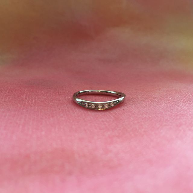 【ラザール ダイヤモンド(LAZARE DIAMOND)の口コミ】 結婚指輪も石付のものを希望していました。

流れるような美しい曲線と、
…