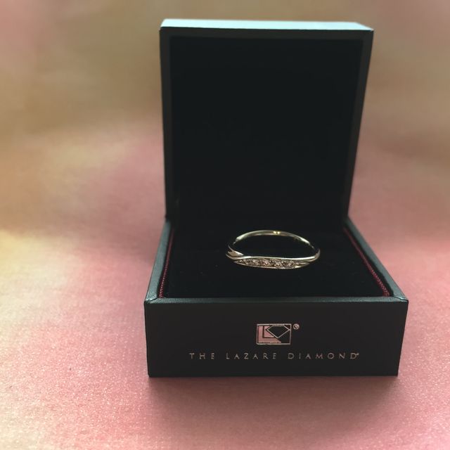 【ラザール ダイヤモンド(LAZARE DIAMOND)の口コミ】 結婚指輪も石付のものを希望していました。

流れるような美しい曲線と、
…