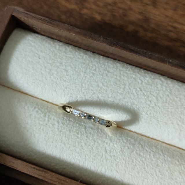 【PORTADA(ポルターダ)の口コミ】 個性的で華奢なデザインです。
ダイヤモンドのバゲットカットを3つ、ラウ…