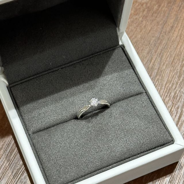 【ECRIN(エクラン)の口コミ】 長時間着用していても違和感がない着用感。
周りのミル打ちデザインと鏡面…