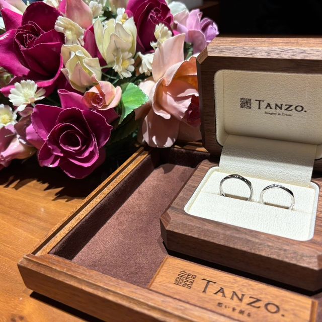 【TANZO.(鍛造指輪)の口コミ】 ダイヤモンド、スターダスト加工が綺麗です。
全周的にデザインがあるので…