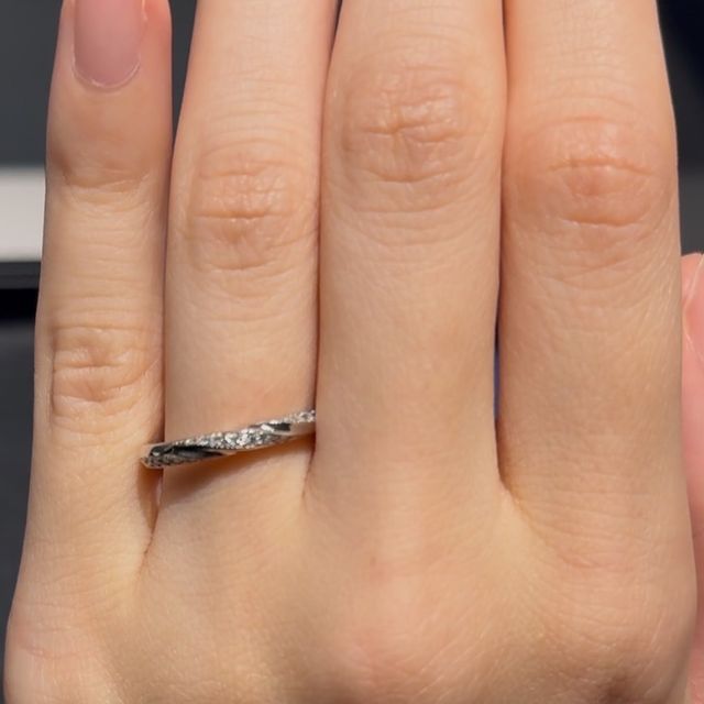 【エクセルコダイヤモンド(EXELCO DIAMOND)の口コミ】 ダイヤモンドがたくさん入っており、とっても綺麗です。捻れるように指輪…
