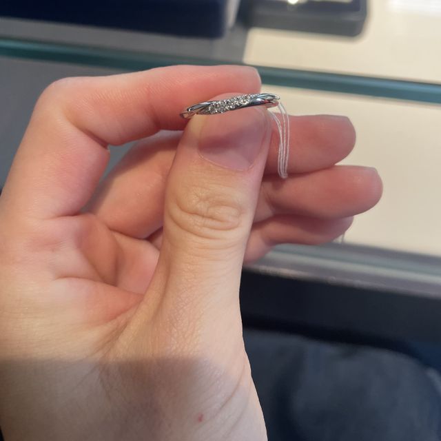 【銀座ダイヤモンドシライシの口コミ】 ダイヤの主張が丁度良く可愛いデザインでした。幅も細過ぎず広過ぎずです…