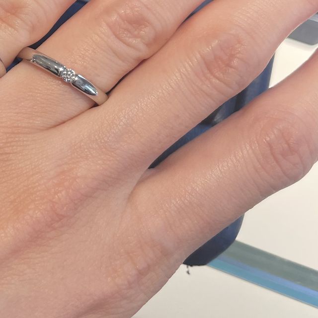 【銀座ダイヤモンドシライシの口コミ】 ダイヤ入りの結婚指輪を探している中で候補に上がった1点でした。指輪の幅…