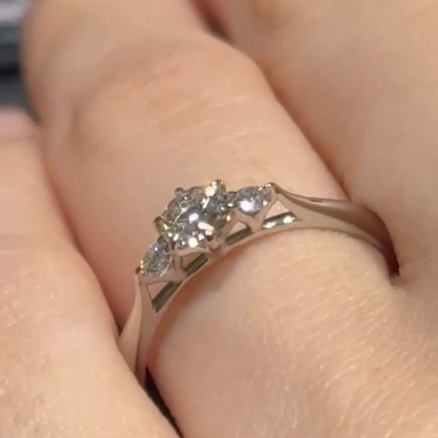 【ラザール ダイヤモンド(LAZARE DIAMOND)の口コミ】 この指輪が他の指輪と違うところは、側面から見たところです。お花の花び…