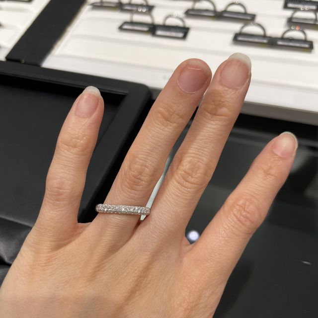 【ラザール ダイヤモンド(LAZARE DIAMOND)の口コミ】 ダイヤモンドが小さめに隙間無く敷き詰められていて、キラキラとした細か…