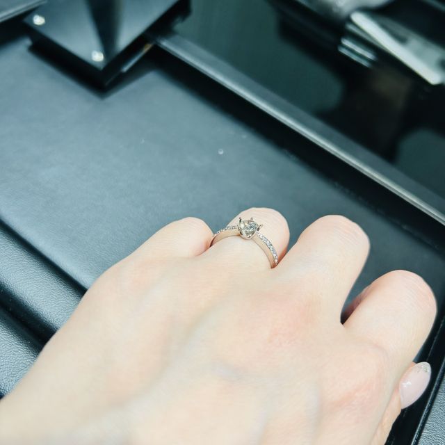 【ラザール ダイヤモンド(LAZARE DIAMOND)の口コミ】 デザインが華やかで魅力でした。中央の大きなダイアだけでなく、リング本…