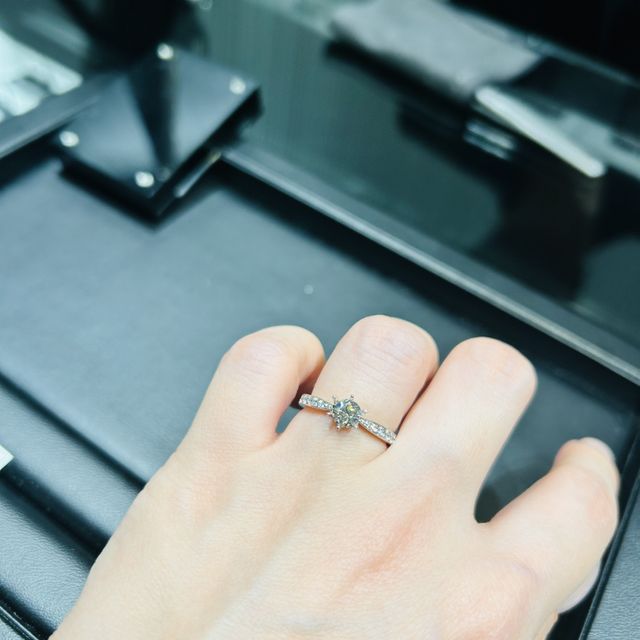 【ラザール ダイヤモンド(LAZARE DIAMOND)の口コミ】 デザインが華やかで魅力でした。中央の大きなダイアだけでなく、リング本…