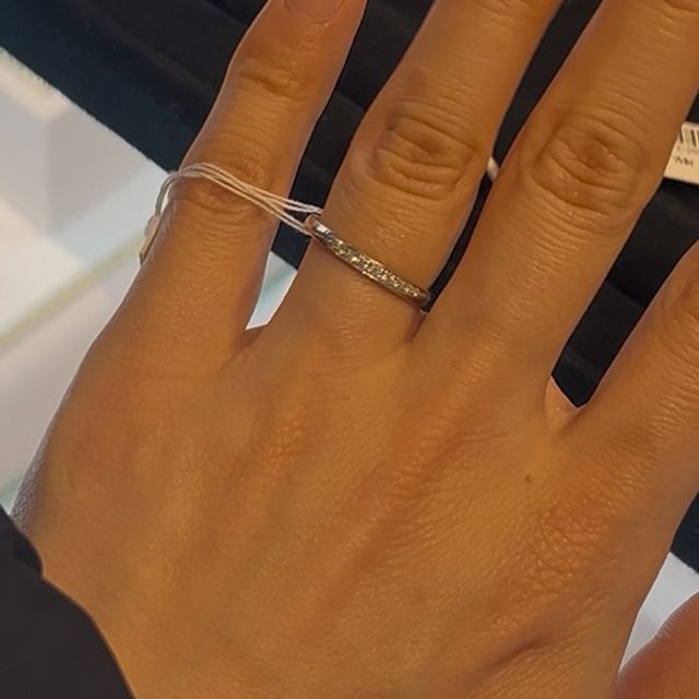 【ヴァンドーム青山(VENDOME AOYAMA)の口コミ】 指輪のデザインは、形はストレートでシンプルですがダイアが９つほど付い…