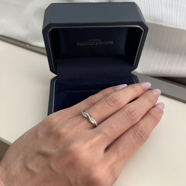 【銀座ダイヤモンドシライシの口コミ】 指を通した時の滑らかさと付け心地がとても良い指輪です。他店舗の指輪も…