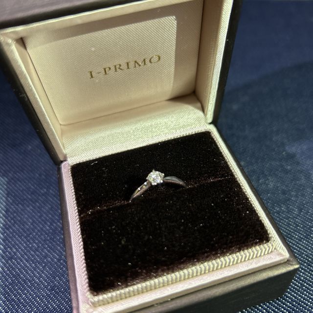 【アイプリモ(I-PRIMO)の口コミ】 アリオフというデザインの婚約指輪。シンプルだが小指側にややウェーブの…