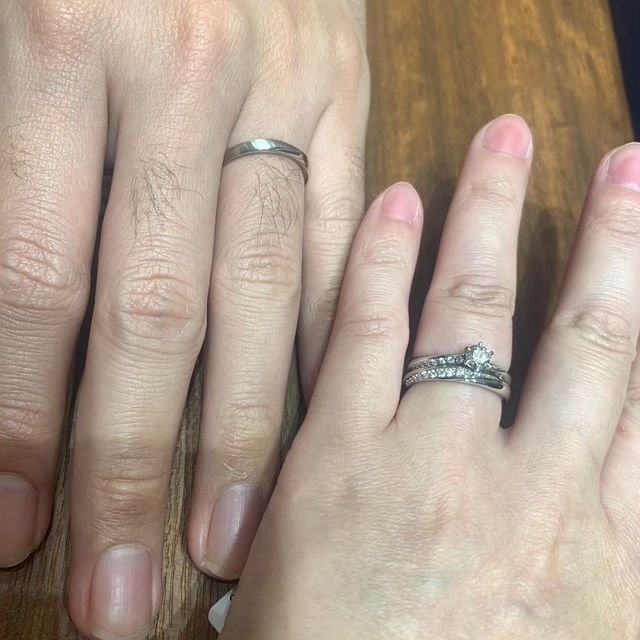 【4℃ BRIDAL(ヨンドシーブライダル)の口コミ】 プロポーズされた次の日に指輪を見に行きました。スタッフの方に現在のニ…