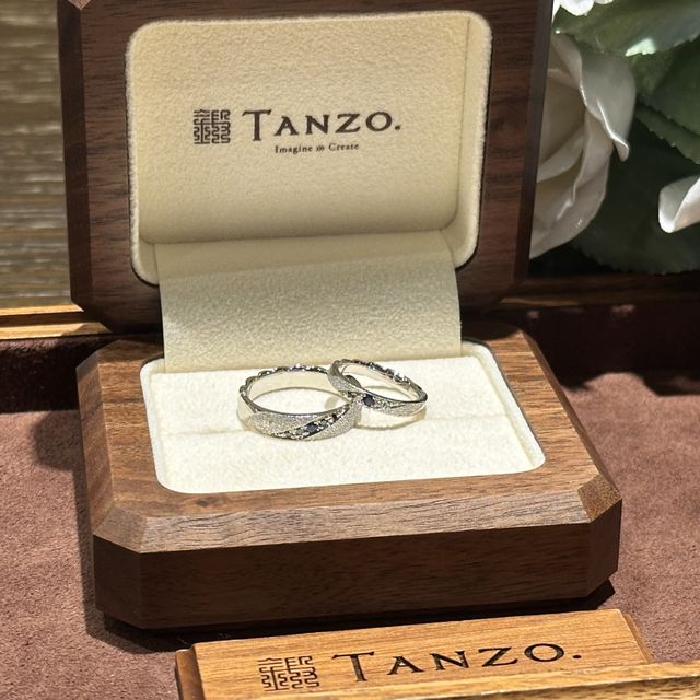 【TANZO.(鍛造指輪)の口コミ】 石の種類や、その流れ方にこだわりました。また星空が思い出だと伝えたと…