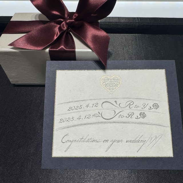 【GALA JEWELRY(ガラジュエリー)の口コミ】 指の上部にだけダイヤモンドが入っているため、キラキラと華やかさはあり…