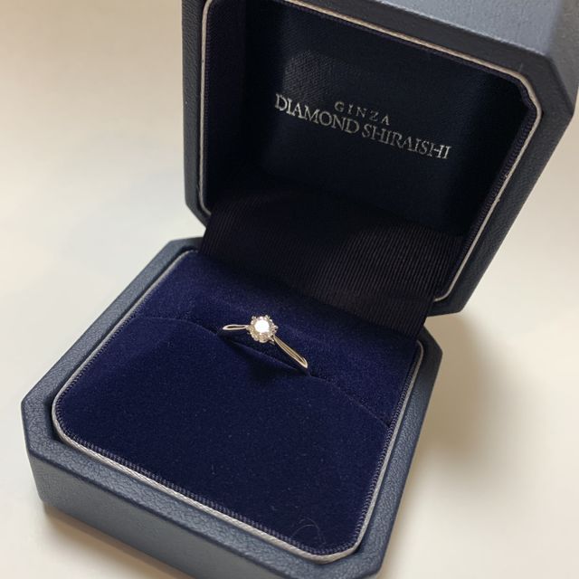 【銀座ダイヤモンドシライシの口コミ】 シンプルかつ上品で王道なデザインを探していました。
名前のとおり凛とし…