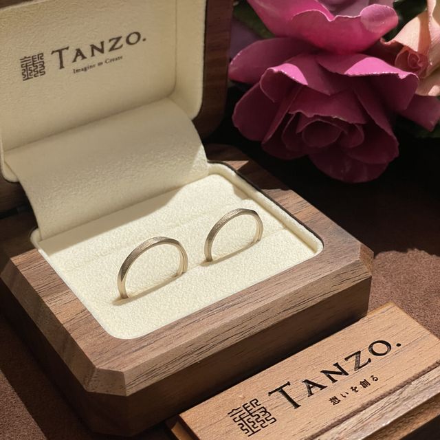 【TANZO.(鍛造指輪)の口コミ】 槌目模様とヘアラインのデザインで、シャンパンゴールドで作ってもらいま…