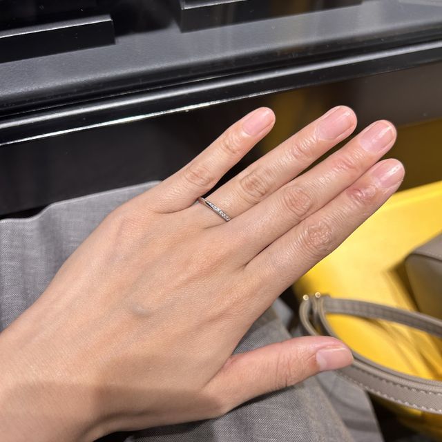 【銀座ダイヤモンドシライシの口コミ】 シンプルだけど少しひねりがあるデザインでいいなと思いました。ダイヤモ…