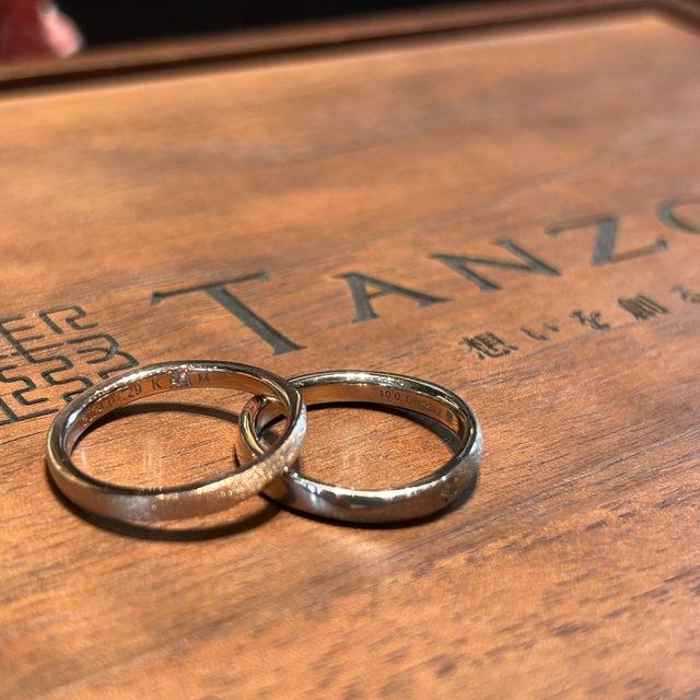 【TANZO.(鍛造指輪)の口コミ】 お互いの肌色に合わせて指輪のベースを決めたため、色は違うが共通の加工…