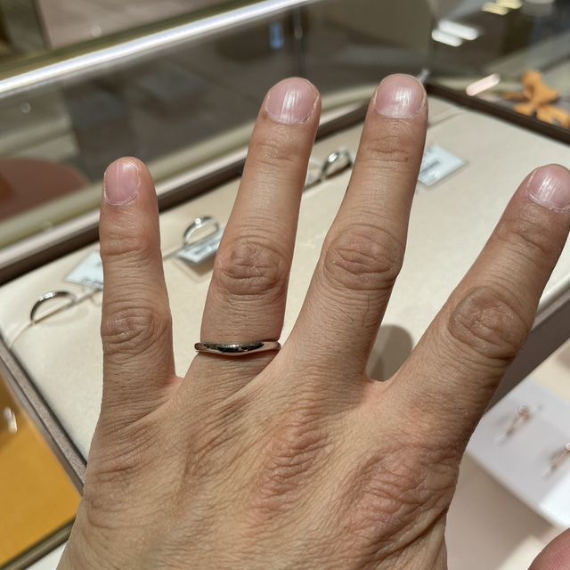 【ブルガリ(BVLGARI)の口コミ】 V字のデザインがアクセントになっています。ダイヤモンドがついていないで…