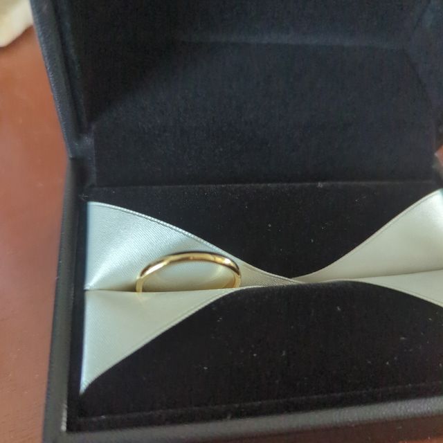 【銀座ダイヤモンドシライシの口コミ】 このシンプルで上品なゴールドリングは、どんなスタイルにも合わせやすい…