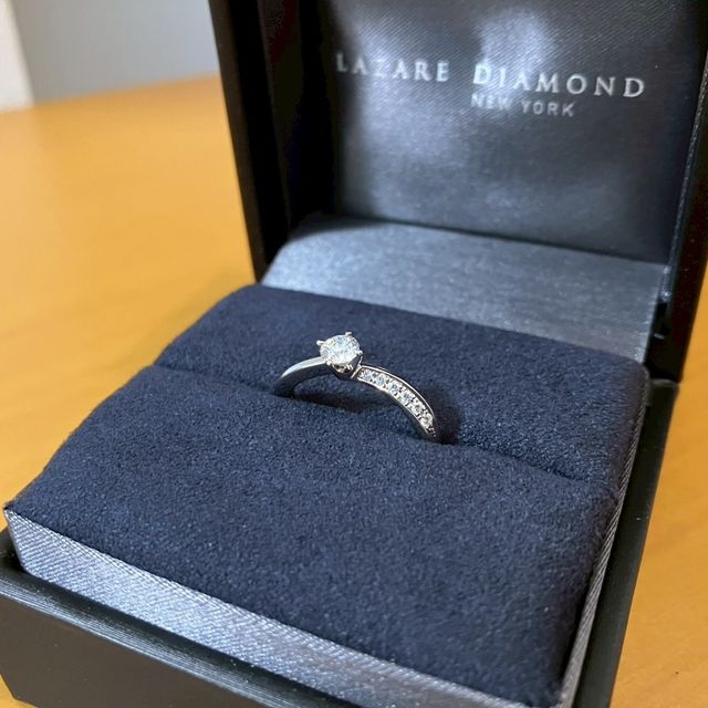 【ラザール ダイヤモンド(LAZARE DIAMOND)の口コミ】 ウェーブのデザインがとても素敵で、自分からも彼からもサイドのメレダイ…