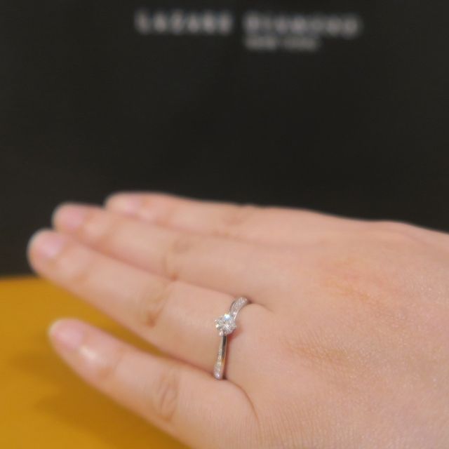 【ラザール ダイヤモンド(LAZARE DIAMOND)の口コミ】 ウェーブのデザインがとても素敵で、自分からも彼からもサイドのメレダイ…