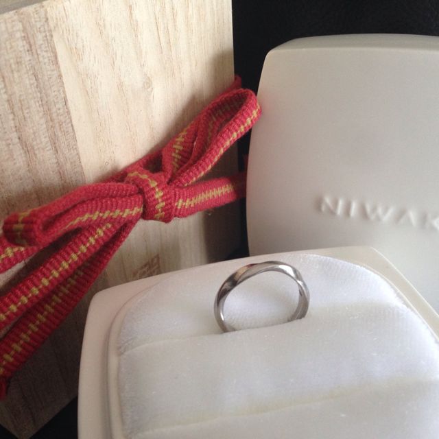 【俄(にわか)の口コミ】 ストレートタイプの指輪に見えて、実は緩くねじれているデザインが気に入…