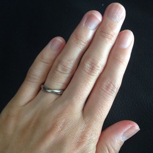 【俄(にわか)の口コミ】 ストレートタイプの指輪に見えて、実は緩くねじれているデザインが気に入…