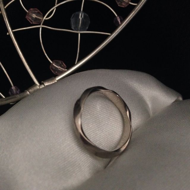 【俄(にわか)の口コミ】 ストレートタイプの指輪に見えて、実は緩くねじれているデザインが気に入…