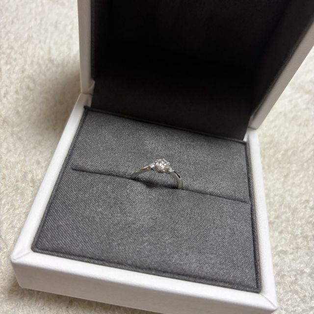 【TOWA(永遠)の口コミ】 永遠というブランドの婚約指輪ですが、指輪のデザインはシンプルな作りに…