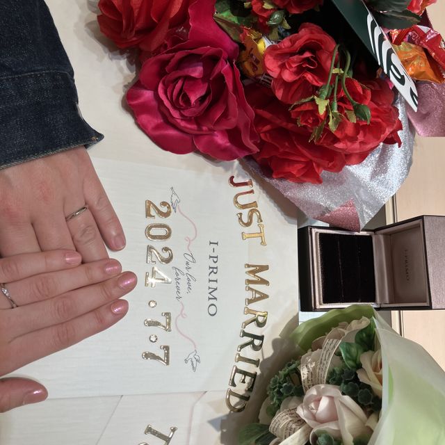 【アイプリモ(I-PRIMO)の口コミ】 しっかりとしたシルバーのリングに、大きな宝石が目立つ指輪です。
結婚指…