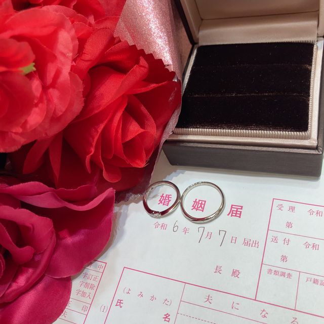 【アイプリモ(I-PRIMO)の口コミ】 しっかりとしたシルバーのリングに、大きな宝石が目立つ指輪です。
結婚指…