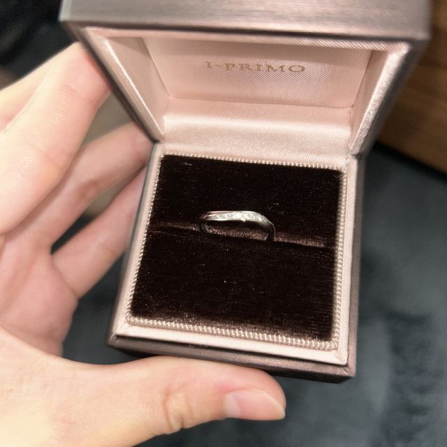 【アイプリモ(I-PRIMO)の口コミ】 小さなダイヤモンドが緩やかなカーブを描いていくつも並んでおり、正面だ…