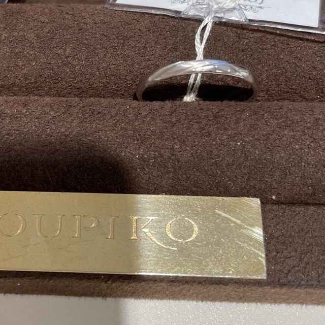 【towa et toi(トワエトワ)の口コミ】 斜めデザインの指輪で、プラチナです。装着すると遠目から見るとシンプル…