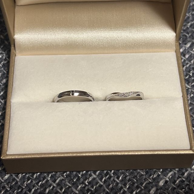 【LEGAN(レガン)の口コミ】 婚約指輪と合うように、V形のものをを選びました！彼の方は、見てすぐに気…