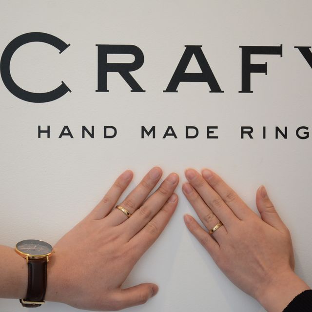 【CRAFY(クラフィ)の口コミ】 色はゴールドで探しており、数種類のゴールドの中からそれぞれ好みの色を…