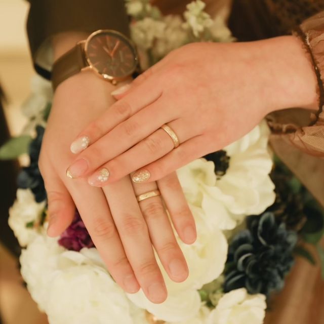 【CRAFY(クラフィ)の口コミ】 色はゴールドで探しており、数種類のゴールドの中からそれぞれ好みの色を…