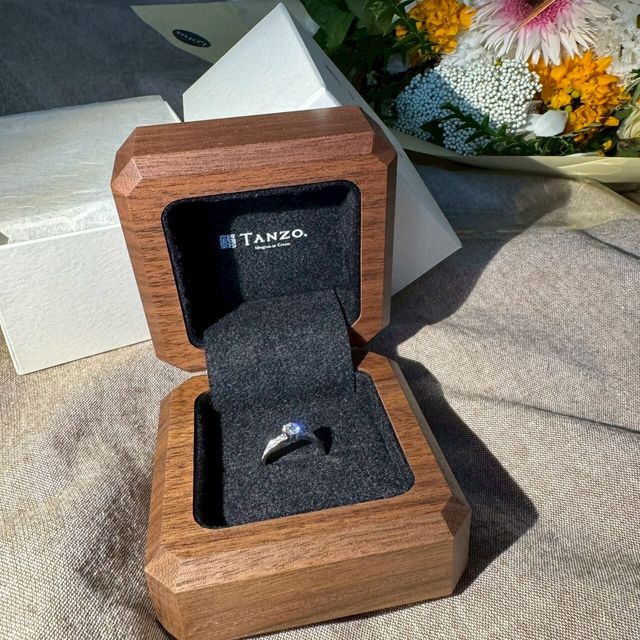 【TANZO.(鍛造指輪)の口コミ】 中央ダイヤ以外にも両サイドにダイヤが入っているのでとても高級感があり…