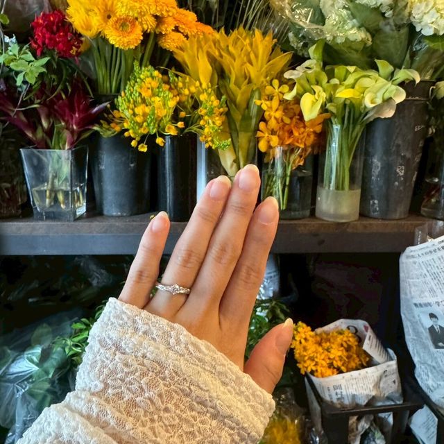 【TANZO.(鍛造指輪)の口コミ】 中央ダイヤ以外にも両サイドにダイヤが入っているのでとても高級感があり…