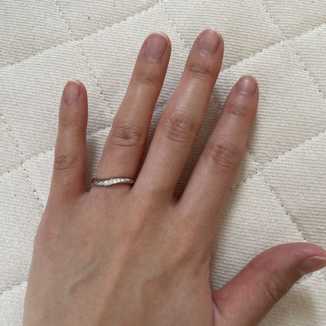 【アイプリモ(I-PRIMO)の口コミ】 ダイヤが入っており、指が華やかになります。
リングを回すとシンプルにつ…