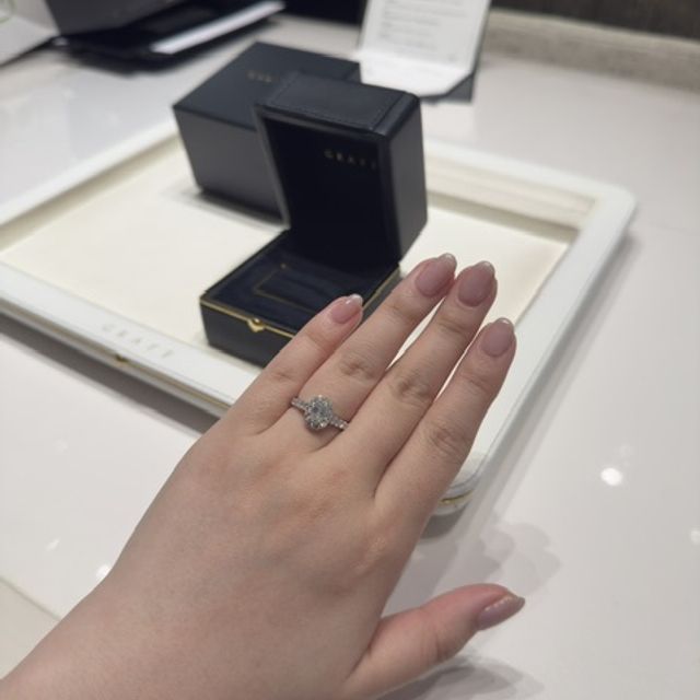 【グラフ(GRAFF)の口コミ】 ボリュームがあるので、遠目に見てもキラキラです。オーバルリングはアー…