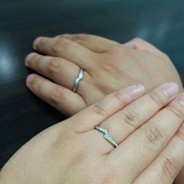 【俄(にわか)の口コミ】 デザインが独特できれいです
捻っている感じの曲線があるデザインを探して…