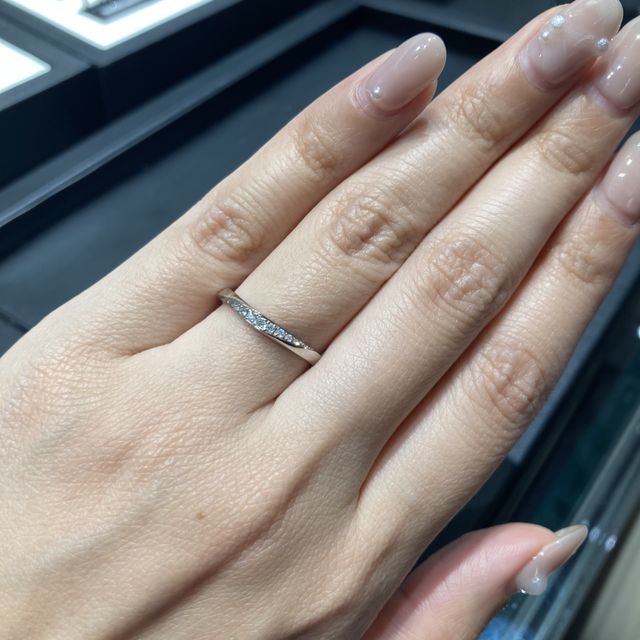 【ラザール ダイヤモンド(LAZARE DIAMOND)の口コミ】 ダイヤがキラキラしており、とてもかわいいデザインです。幅は2.5ミリある…