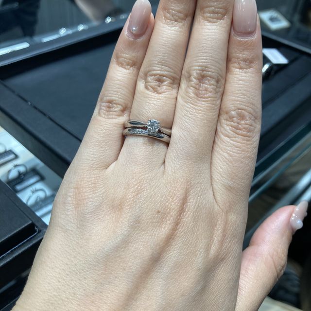 【ラザール ダイヤモンド(LAZARE DIAMOND)の口コミ】 ダイヤがキラキラしており、とてもかわいいデザインです。幅は2.5ミリある…