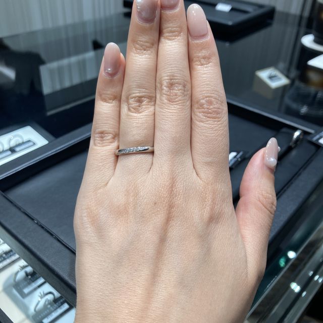 【ラザール ダイヤモンド(LAZARE DIAMOND)の口コミ】 ダイヤがキラキラしており、とてもかわいいデザインです。幅は2.5ミリある…