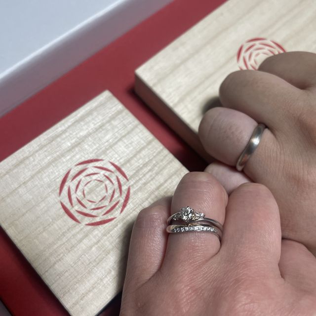 【出雲結(いずもゆい)の口コミ】 ピンクゴールドのラインで赤い糸を表現しているデザインがとても気に入り…